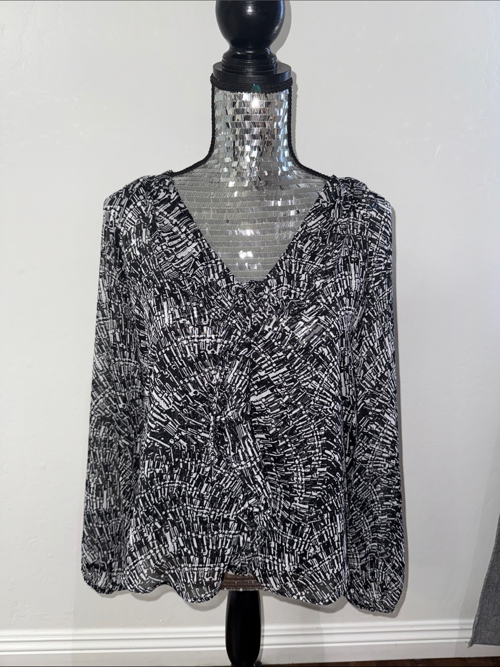 White House Black Market Black & White Abstract V-Neck Long-Sleeve Blouse